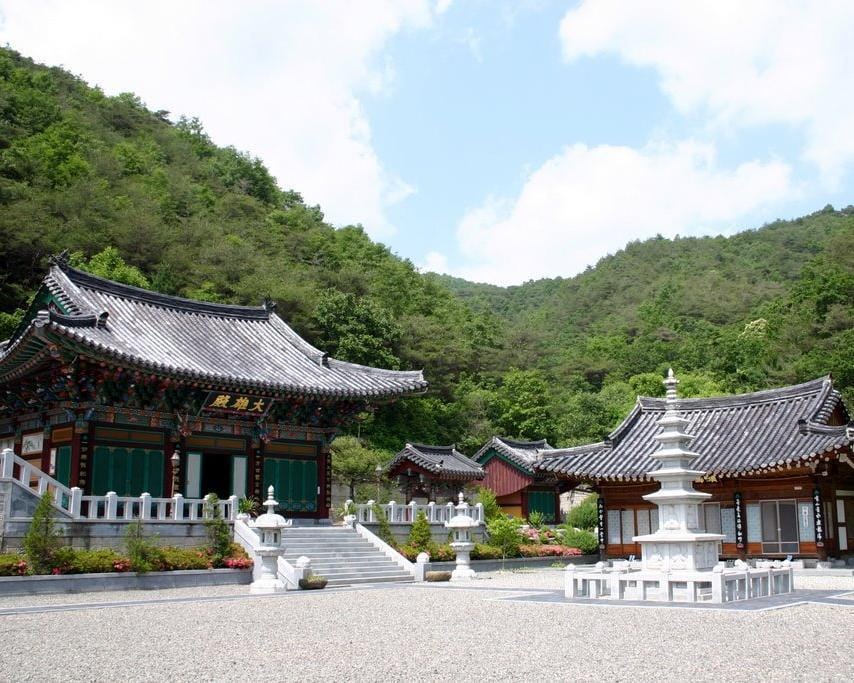 Casas y pabellón tradicionales entre colinas verdes en Andong, Corea del Sur