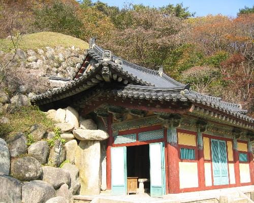 Pabellón y muralla de piedra en un sitio histórico de Gyeongju, Corea del Sur