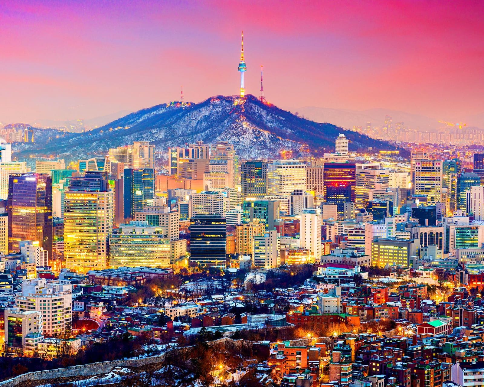 Seúl al atardecer con la torre N Seoul sobre el monte Namsan, Corea del Sur