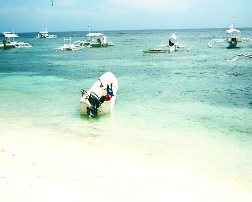 Playa de aguas claras en la isla de Bohol