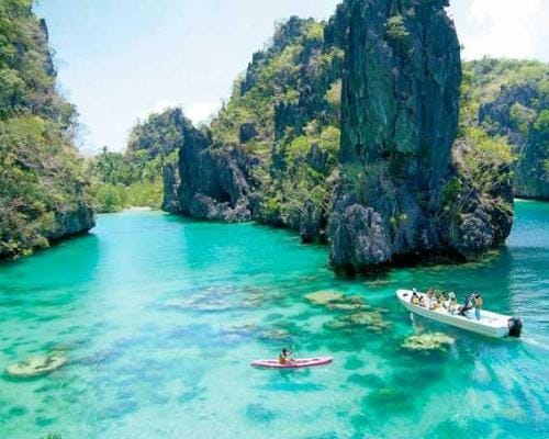 Laguna de aguas turquesa entre acantilados de piedra caliza en El Nido, Palawan