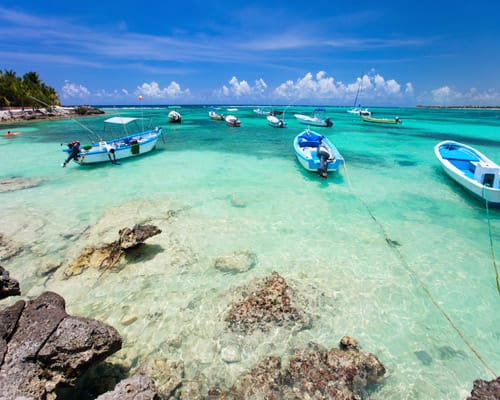 Aguas turquesa y botes tradicionales cerca de Puerto Princesa, Palawan