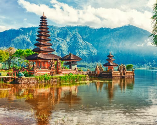Templo junto a un lago entre montañas en Bali, Indonesia