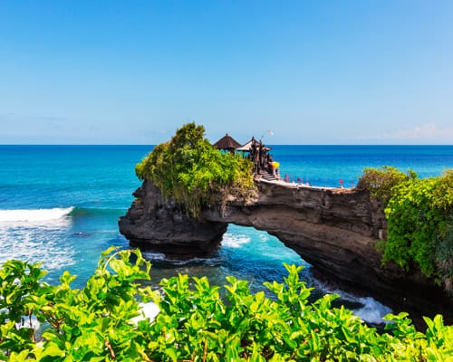Templo sobre una formación rocosa en la costa de Bali
