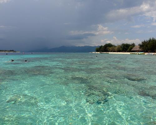 Aguas turquesa transparentes en Gili Trawangan