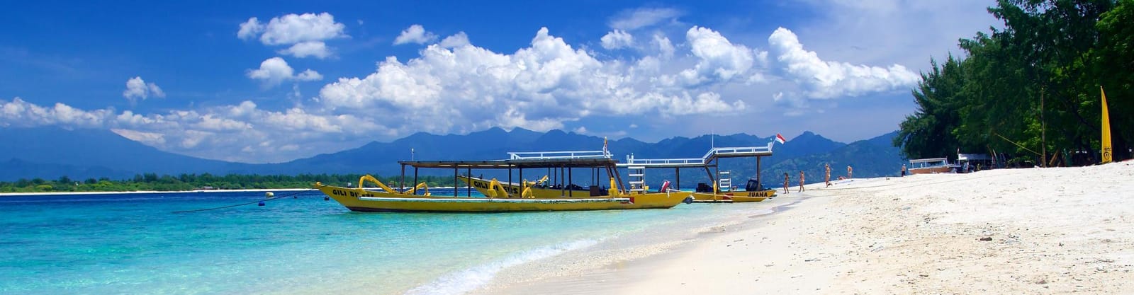 Bote y playa de arena blanca en las islas Gili