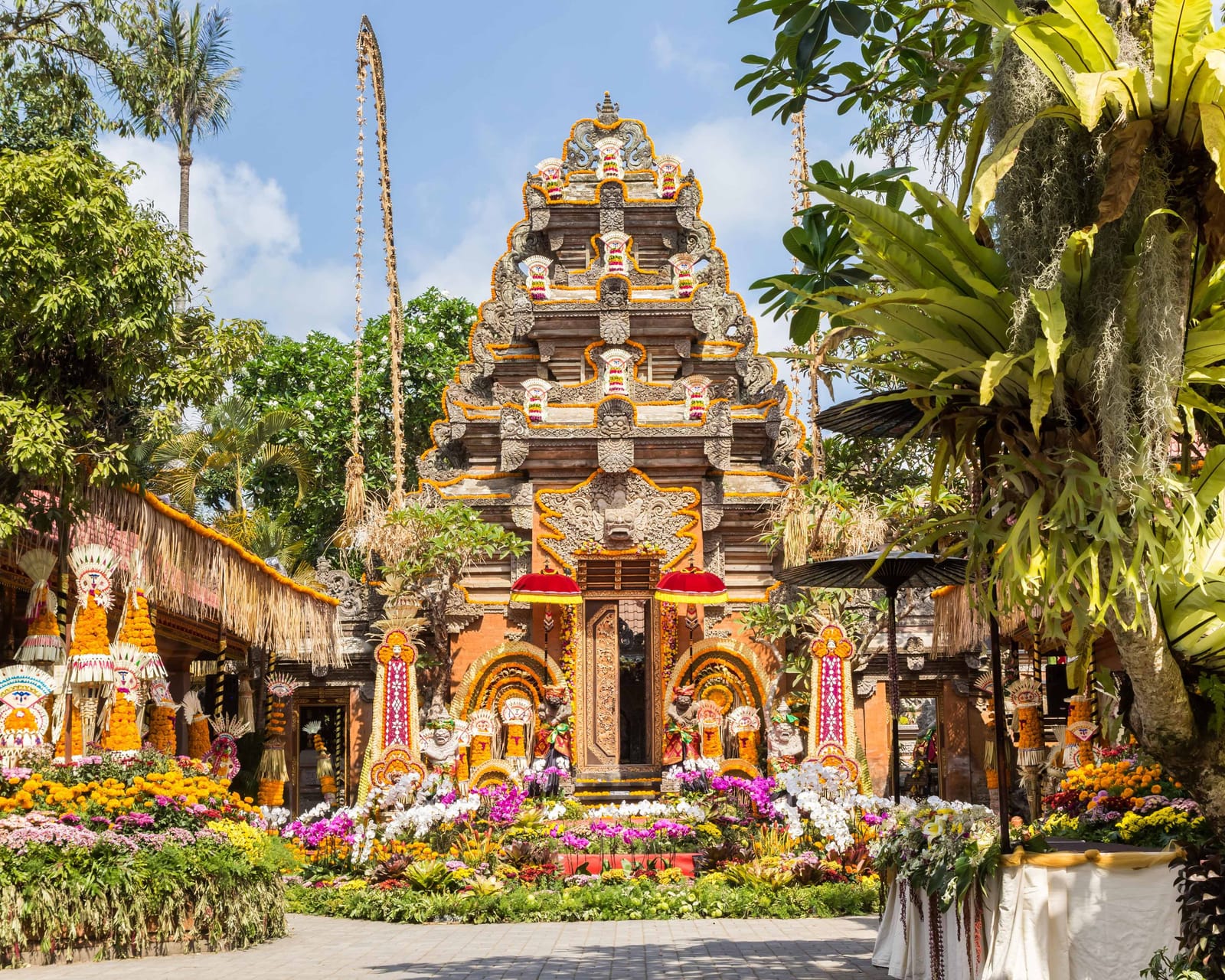 Templo balinés de piedra tallada en Ubud