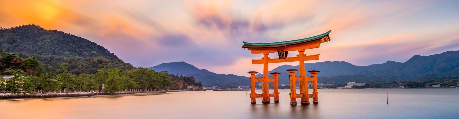 Torii de Itsukushima sobre el mar al atardecer, cerca de Hiroshima