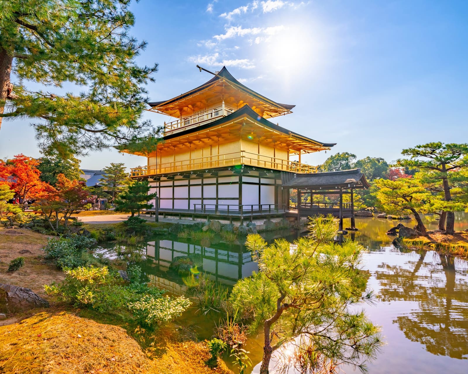 Pabellón Dorado (Kinkaku-ji) reflejado en el estanque, Kioto