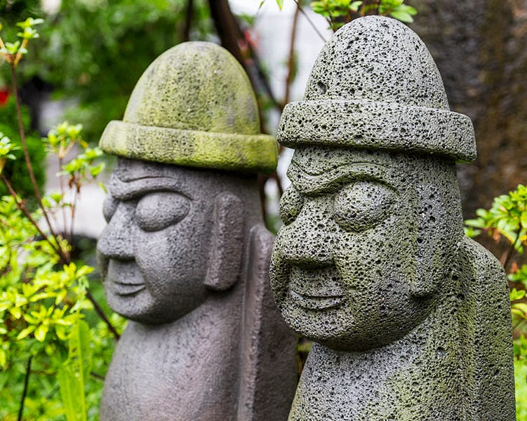 Dos harubang, las estatuas de piedra volcánica típicas de la isla de Jeju