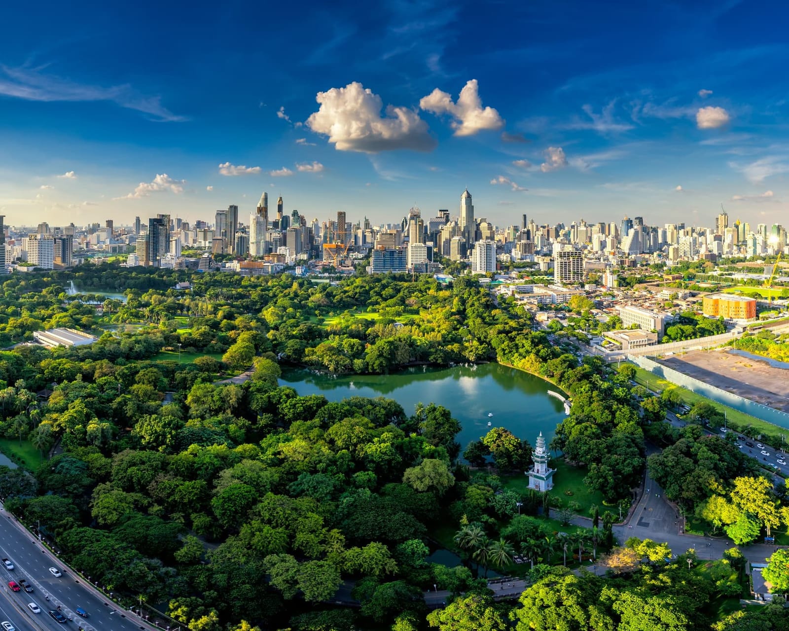 Parque y edificios de Bangkok vistos desde arriba