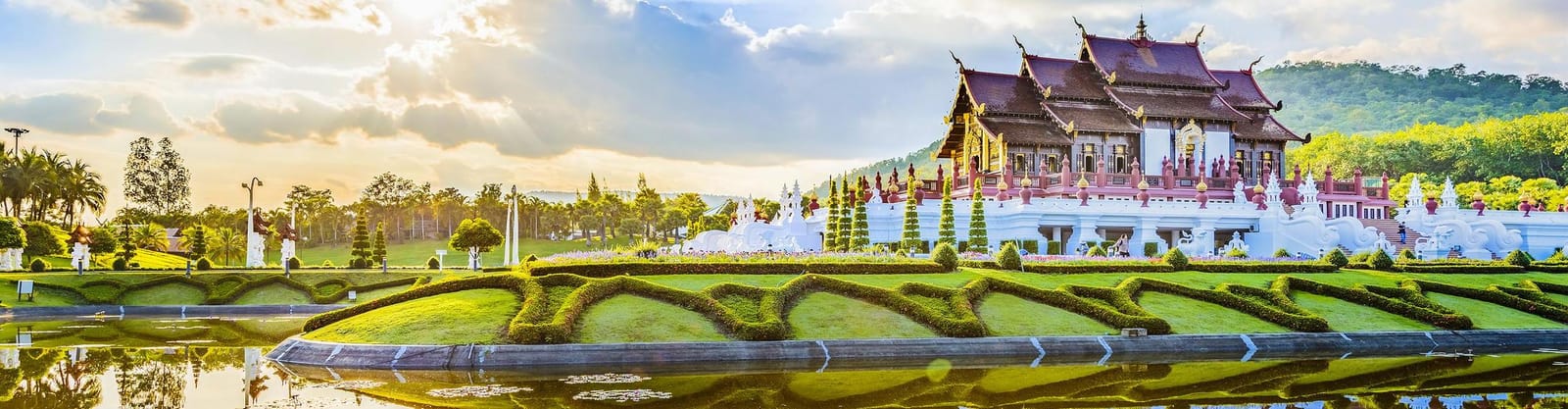 Templo y jardín junto a un estanque en Chiang Mai