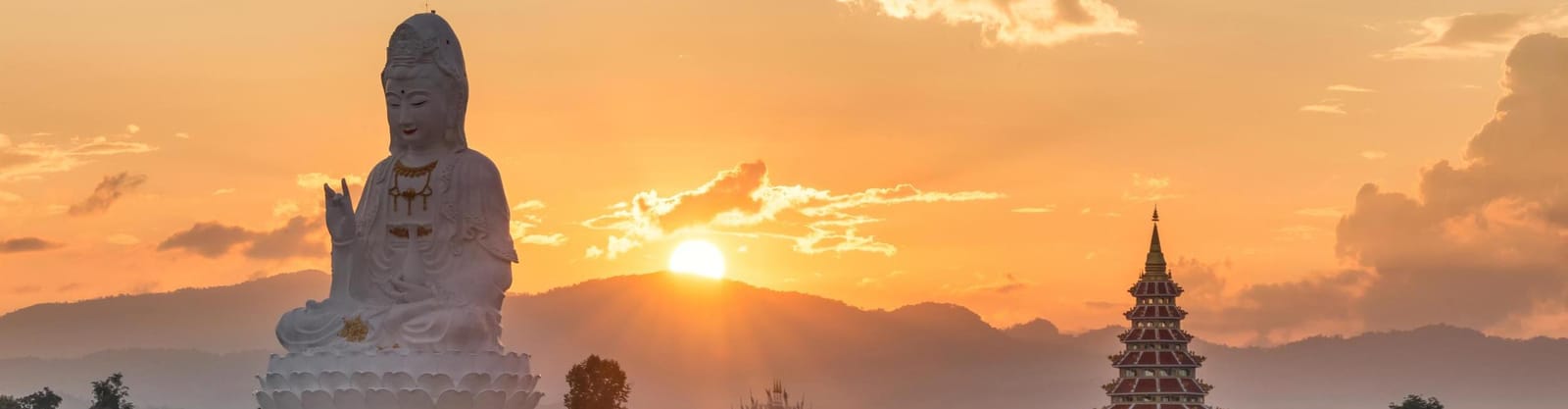 Atardecer sobre montañas en el norte de Tailandia, cerca de Chiang Rai