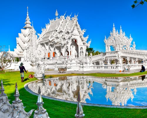 Templo Blanco (Wat Rong Khun) reflejado en el agua, Chiang Rai