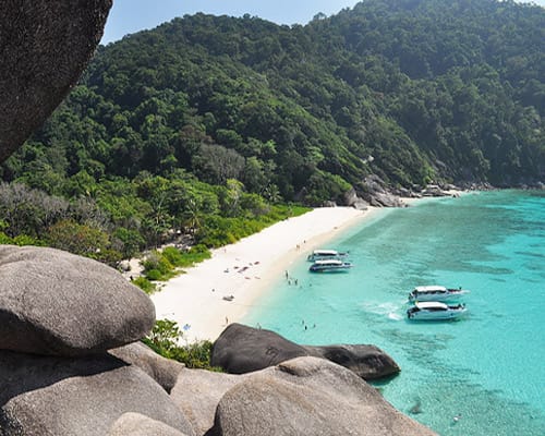 Playa con rocas redondeadas y selva en la costa de Khao Lak