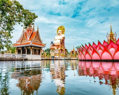 Templo con reflejos en el agua en Koh Samui