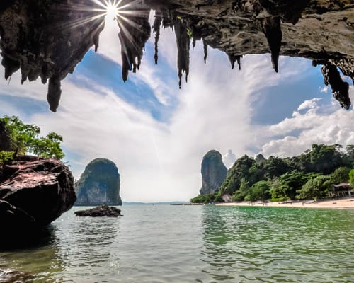 Cueva abierta al mar entre acantilados de piedra caliza en Krabi