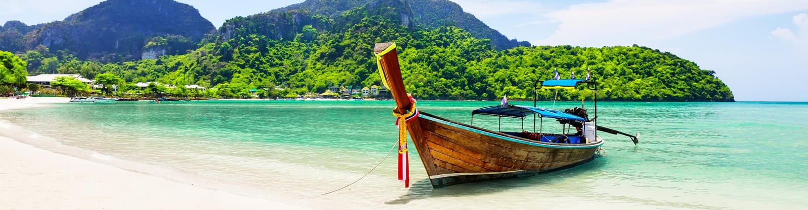 Bote de cola larga en una playa de Phuket