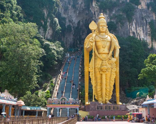 Estatua dorada de Murugan en las cuevas de Batu, cerca de Kuala Lumpur
