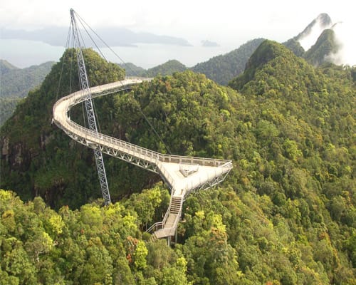 Puente colgante Sky Bridge sobre la selva de Langkawi