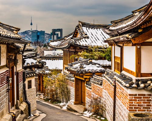 Casas tradicionales coreanas (hanok) con techos nevados en un barrio histórico de Seúl