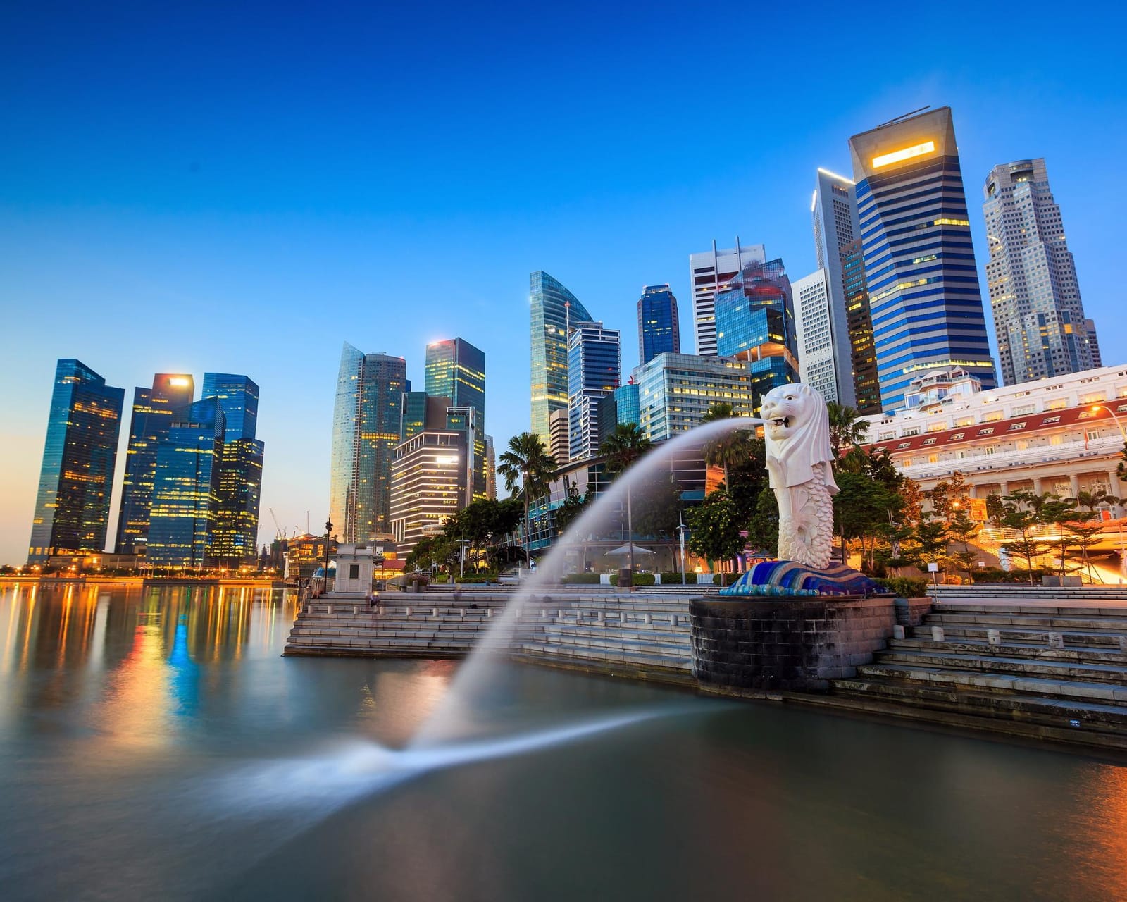 Estatua del Merlion frente al skyline de Singapur