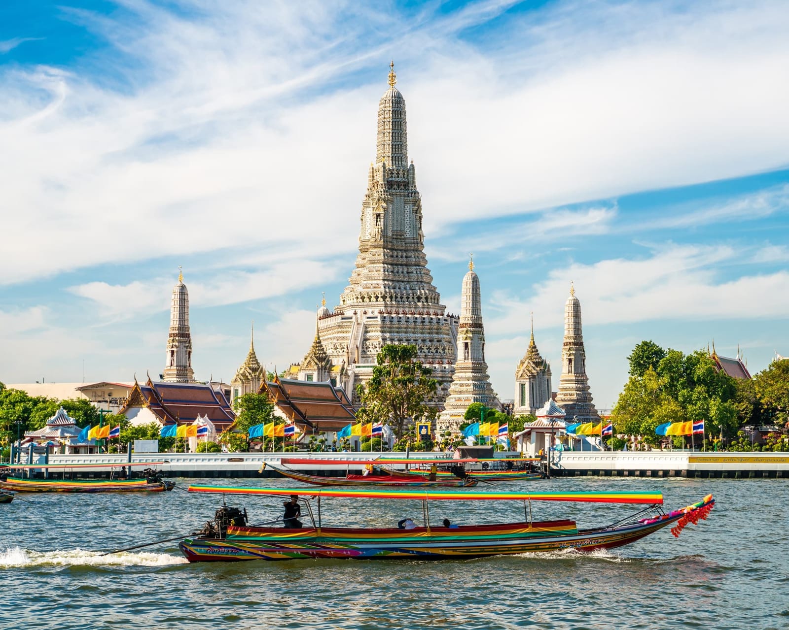 Wat Arun y botes sobre el río en Bangkok