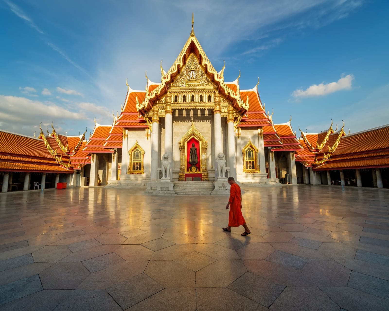 Templo de mármol de Bangkok con un monje