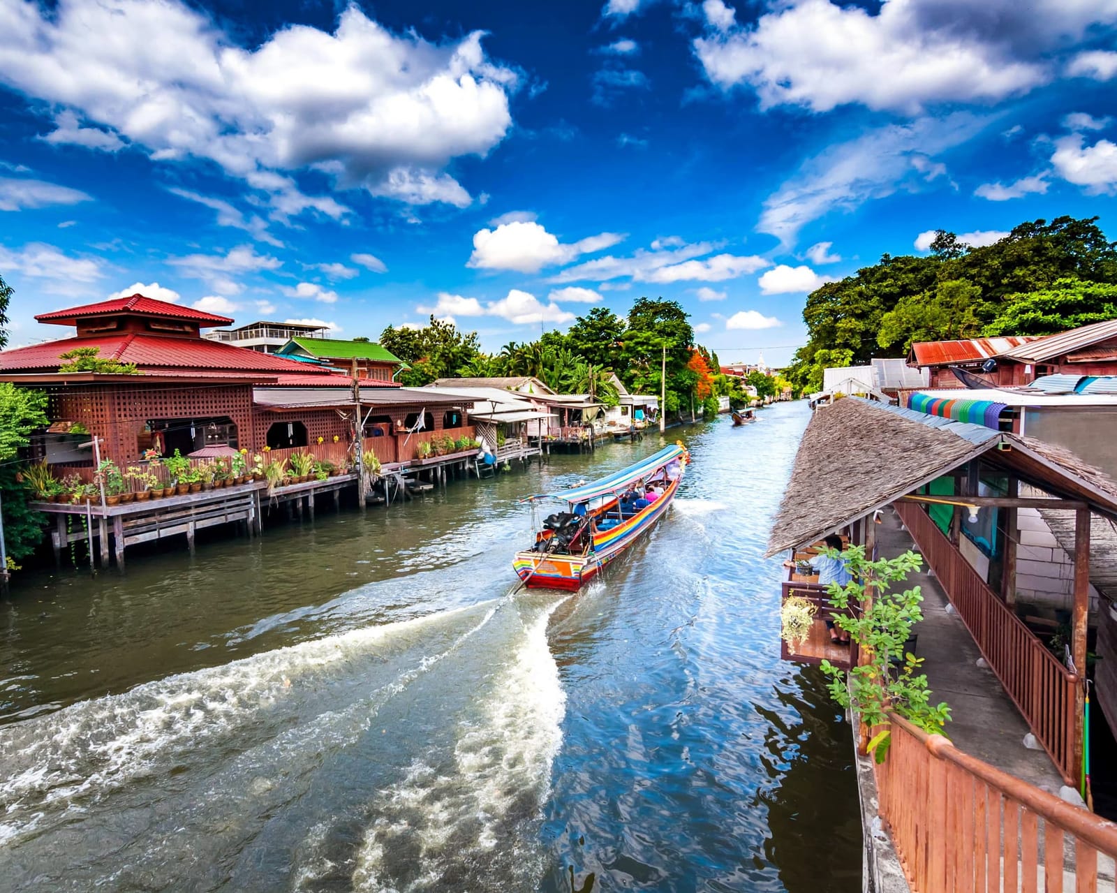 Canal con botes tradicionales en Bangkok