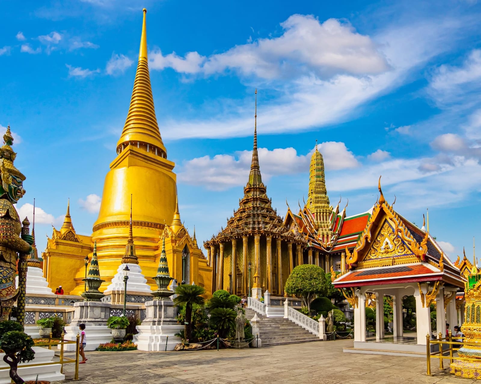 Estupa dorada de un templo de Bangkok