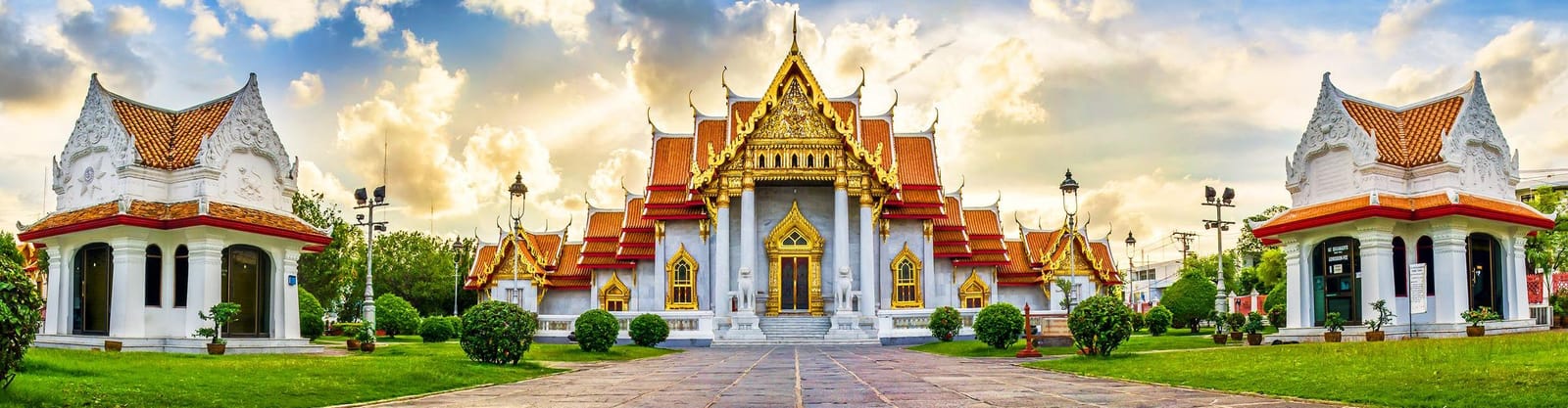 Templo tailandés de techos de tejas de colores en Bangkok