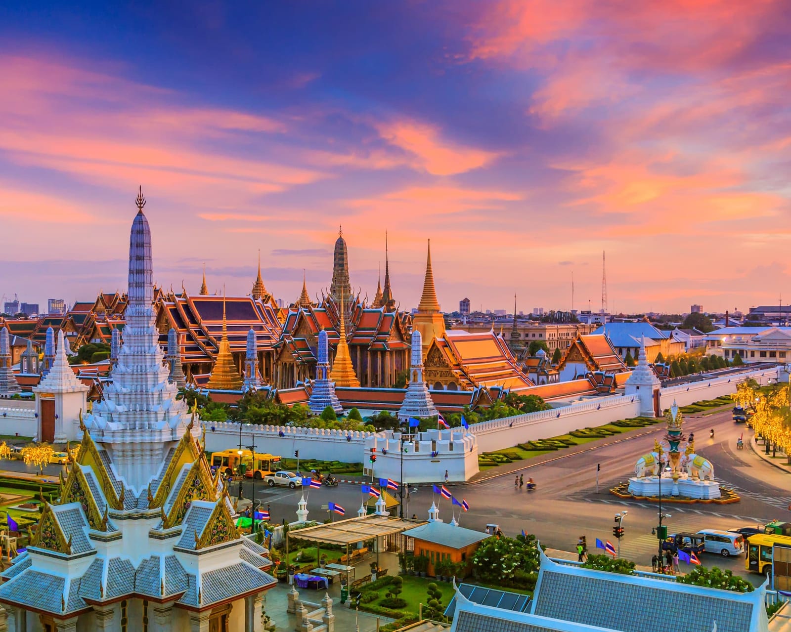 Wat Arun al atardecer sobre el río Chao Phraya, Bangkok