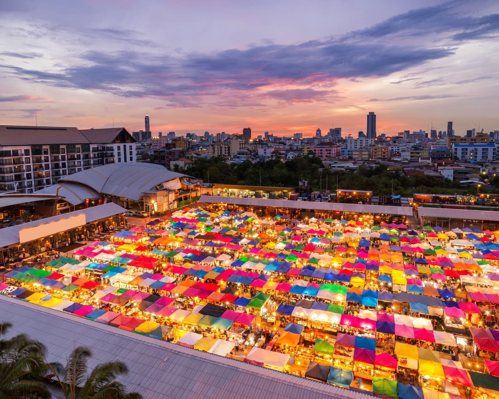 Mercado nocturno colorido en Bangkok