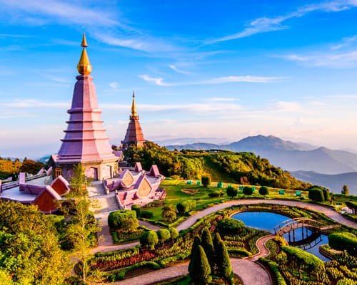 Pagodas sobre una montaña cerca de Chiang Mai