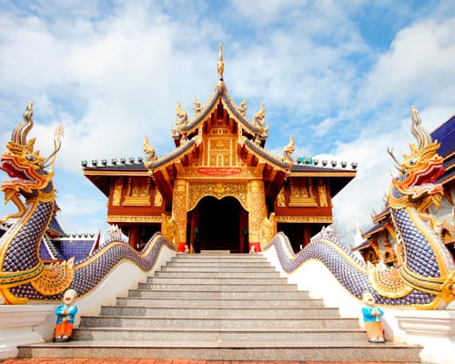 Escalinata y templo dorado en Chiang Mai