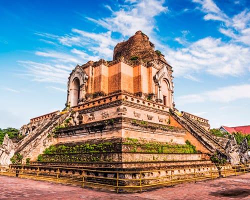 Gran chedi de ladrillo en el centro histórico de Chiang Mai