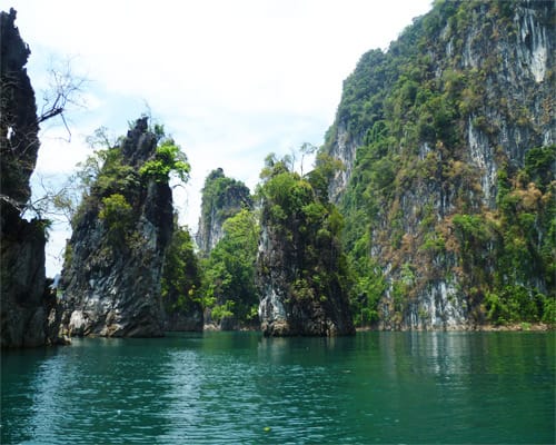 Islas de piedra caliza cubiertas de selva cerca de Khao Lak