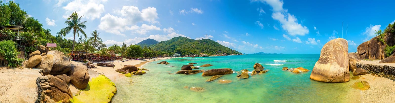 Playa de arena clara con rocas en Koh Samui