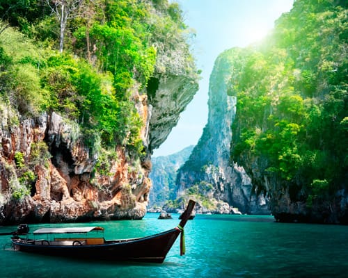 Cascada entre selva y rocas en Krabi