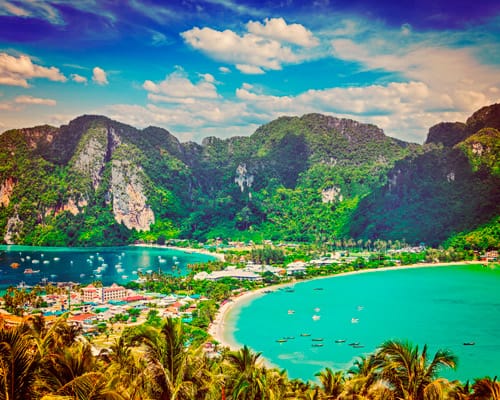 Isla con bahías de aguas turquesa frente a Krabi
