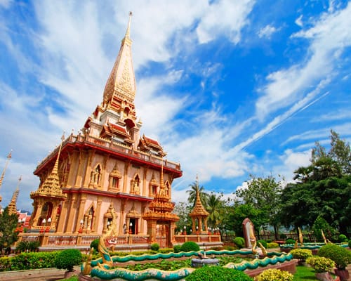 Gran chedi dorado de un templo de Phuket